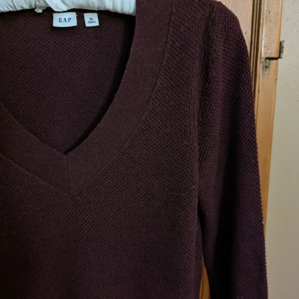 NWOT GAP Vneck Sweater. Size XS._5